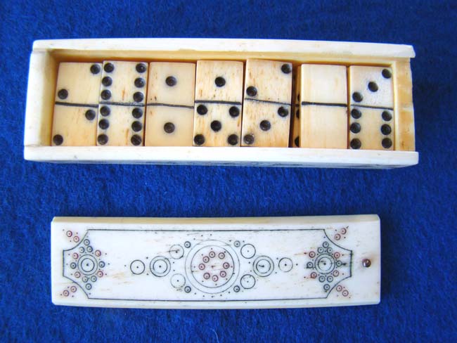 A miniature bone Domino set in a scrimed bone box, 19th century. — image 2